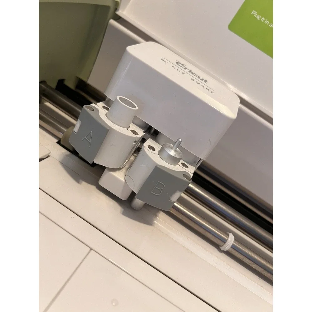 CRICUT EXPLORE One CXPL001 Die Cutting Machine with Connector Power Cord +Misc